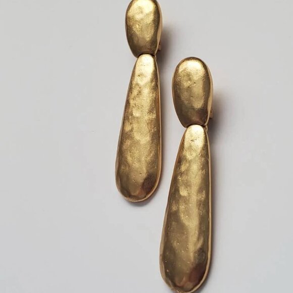 Signed Vendome Hammered Matte Gold-tone Long Clip-on Earrings - Picture 9 of 10